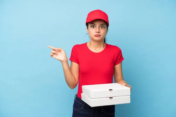 Ung Kvinde Der Holder Pizza Isoleret Lyserød Væg Der Peger - Stock-foto
