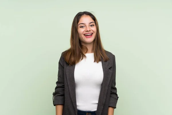 Jeune Fille Brune Avec Blazer Sur Fond Vert Isolé Avec — Photo