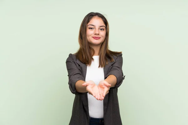 Mladá Brunetka Dívka Sako Přes Izolované Zelené Pozadí Držení Copyspace — Stock fotografie