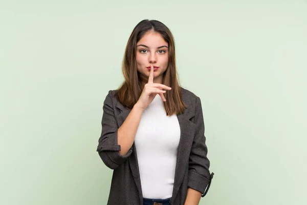 Jovem Morena Com Blazer Sobre Fundo Verde Isolado Mostrando Sinal — Fotografia de Stock