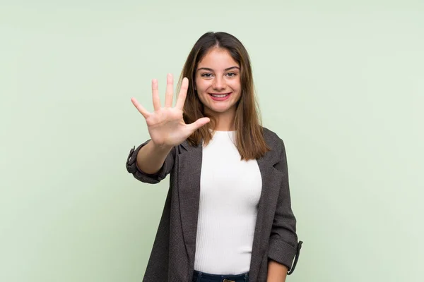 Jong Brunette Meisje Met Blazer Geïsoleerde Groene Achtergrond Tellen Vijf — Stockfoto