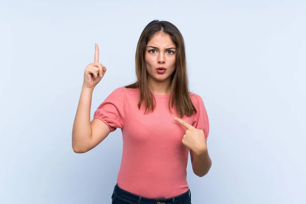 Junge Brünette Mädchen Über Isolierten Blauen Hintergrund Mit Überraschung Gesichtsausdruck — Stockfoto