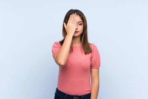 Junge Brünette Mädchen Über Isolierten Blauen Hintergrund Bedeckt Ein Auge — Stockfoto