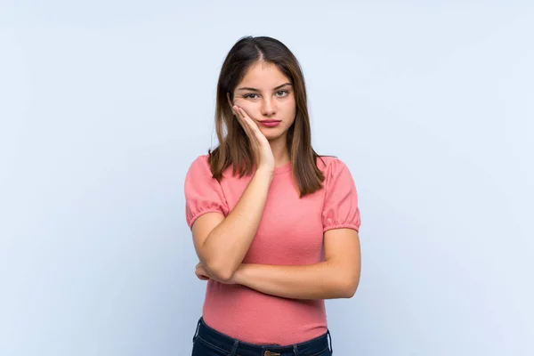 Junge Brünette Mädchen Über Isolierten Blauen Hintergrund Unglücklich Und Frustriert — Stockfoto