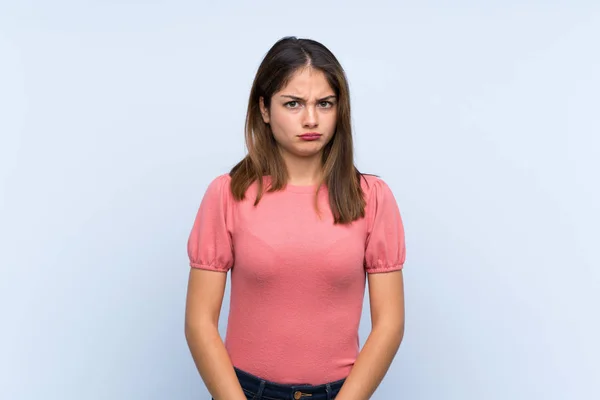 Menina Morena Jovem Sobre Isolado Fundo Azul Triste — Fotografia de Stock