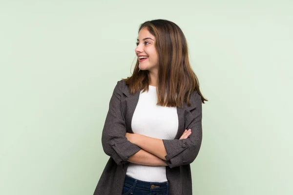 Menina Morena Jovem Com Blazer Sobre Fundo Verde Isolado Feliz — Fotografia de Stock