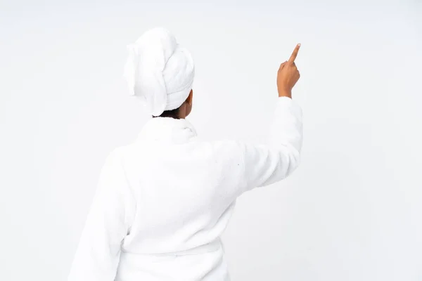 Африканская Американка Халате Изолированном Фоне Указывает Назад Указательным Пальцем — стоковое фото