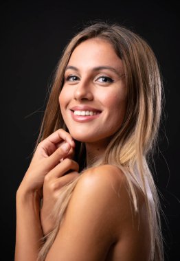 Soyutlanmış siyah bir geçmişi olan genç sarışın kadın.