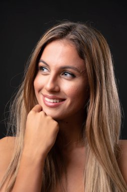 Soyutlanmış siyah bir geçmişi olan genç sarışın kadın.