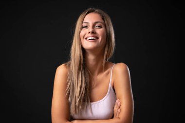 Soyutlanmış siyah bir geçmişi olan genç sarışın kadın.