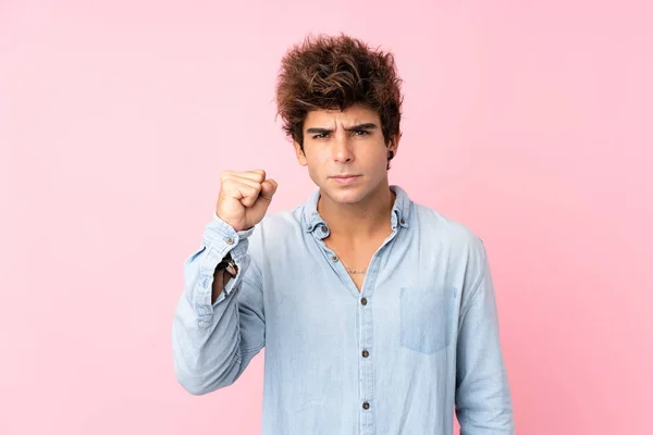 Junger Kaukasischer Mann Mit Jeanshemd Über Isoliertem Rosa Hintergrund Mit — Stockfoto