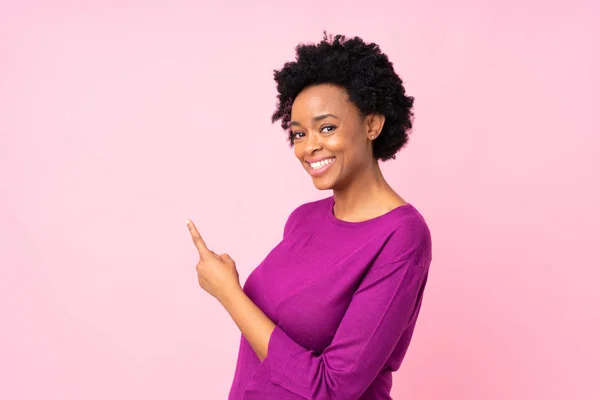 Africano Americano Mulher Sobre Isolado Rosa Fundo Apontando Para Trás — Fotografia de Stock