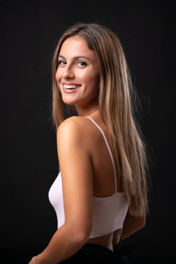 Soyutlanmış siyah bir geçmişi olan genç sarışın kadın.