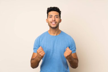 Tecrit edilmiş genç ve yakışıklı bir adam. Kötü bir durum yüzünden hayal kırıklığına uğramış.