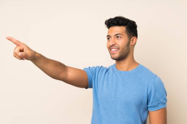 Tecrit edilmiş genç ve yakışıklı bir adam.