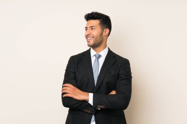 Izole arka plan üzerinde genç yakışıklı işadamı adam gülüyor