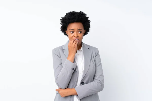 Африканська Жінка Бізнесмен Через Ізольоване Біле Походження Нервує Боїться — стокове фото