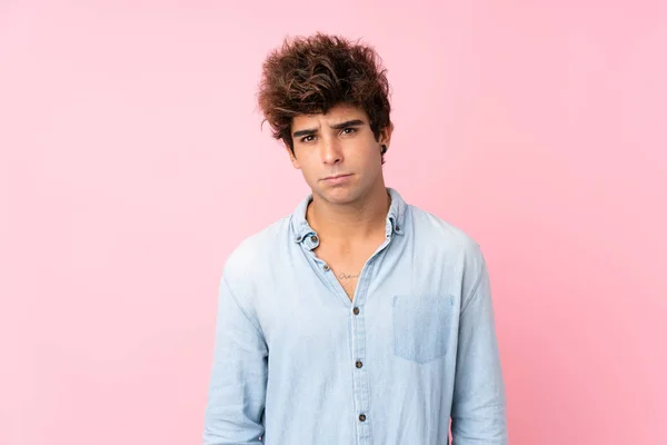 Junger Kaukasischer Mann Mit Jeanshemd Über Isoliertem Rosa Hintergrund Mit — Stockfoto