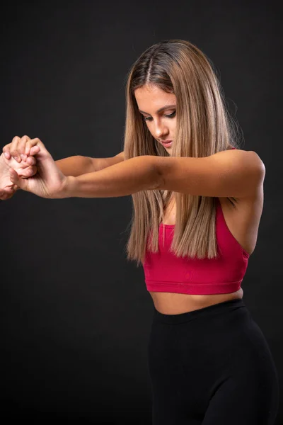 Ung Sport Blond Kvinna Sträcker Sig Över Isolerad Svart Bakgrund — Stockfoto