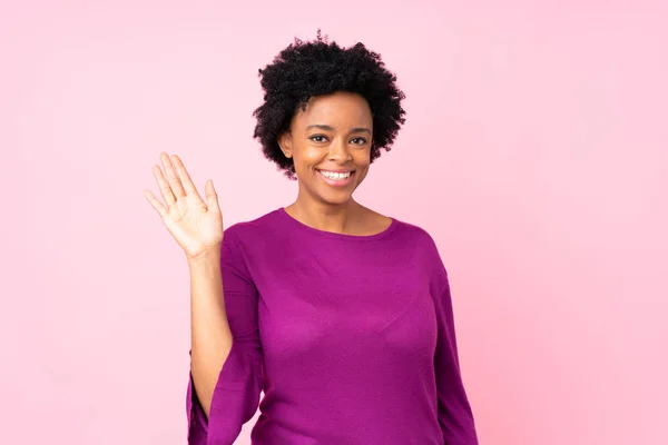 Africano Mulher Americana Sobre Isolado Fundo Rosa Saudando Com Mão — Fotografia de Stock