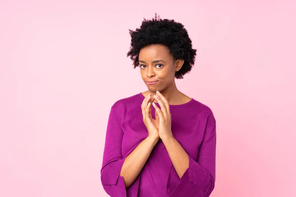 Africano Americano Mulher Sobre Isolado Fundo Rosa Planejando Algo — Fotografia de Stock