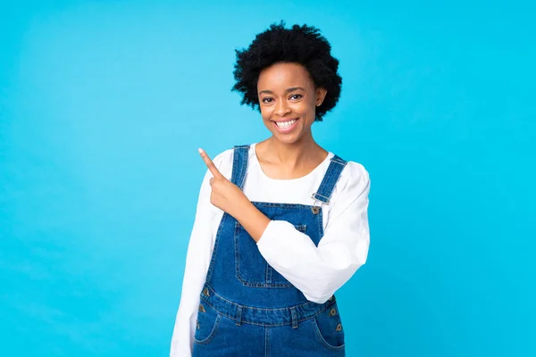 Африканська Американка Накладками Ізольованому Синьому Фоні Вказує Пальцем Бік — стокове фото