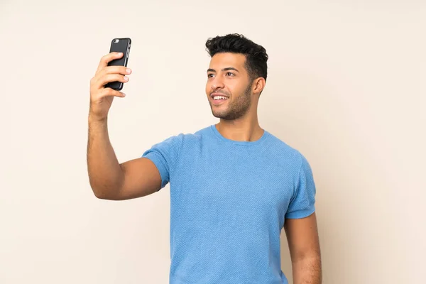 Joven Hombre Guapo Sobre Fondo Aislado Haciendo Una Selfie —  Fotos de Stock