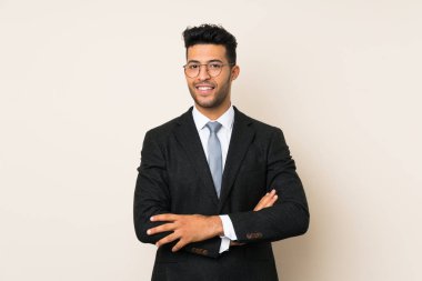 Izole arka plan üzerinde genç yakışıklı işadamı adam