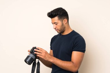 Profesyonel bir kamera ile izole arka plan üzerinde genç yakışıklı adam