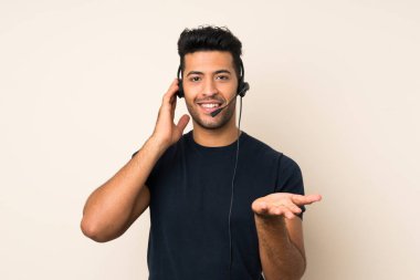 Kulaklık ile çalışan izole arka plan üzerinde genç yakışıklı adam