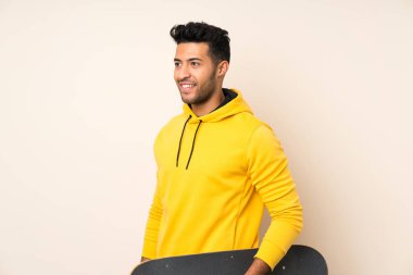 Paten ile izole arka plan üzerinde genç yakışıklı adam