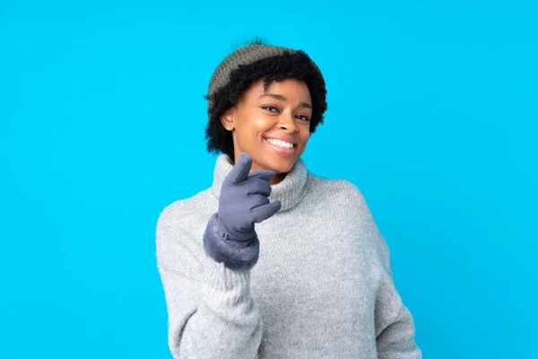 Afrikanisch Amerikanische Frau Mit Wintermütze Über Isoliertem Blauen Hintergrund Zeigt — Stockfoto