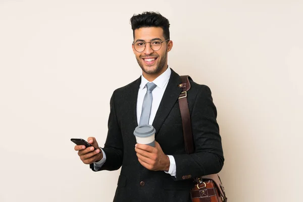 Junger Gutaussehender Geschäftsmann Mit Kaffee Zum Mitnehmen Über Isolierten Hintergrund — Stockfoto