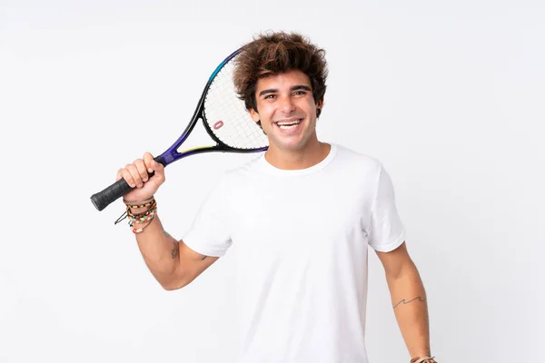 年轻的高加索人男子在与世隔绝的白人背景下打网球 — 图库照片
