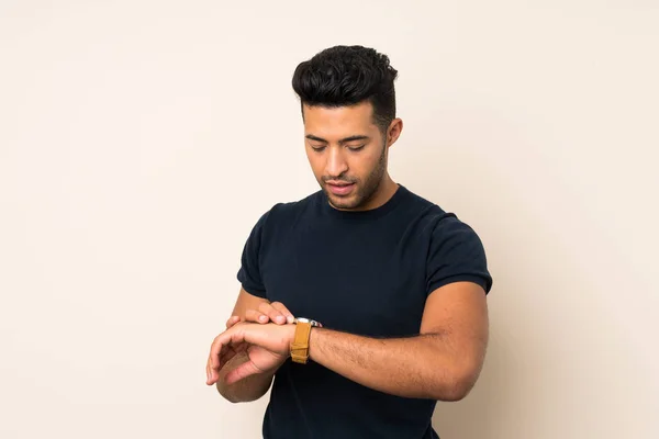 Joven Hombre Guapo Sobre Fondo Aislado Con Reloj Pulsera — Foto de Stock