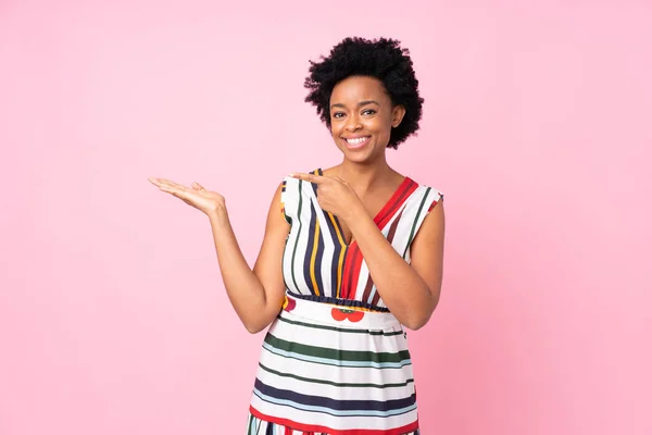 Africano Americano Mulher Sobre Isolado Rosa Fundo Segurando Copyspace Imaginário — Fotografia de Stock