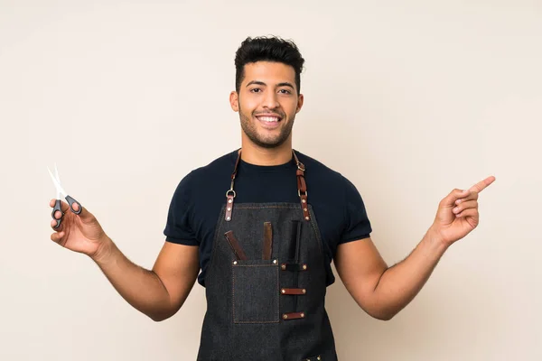 Joven Hombre Guapo Sobre Fondo Aislado Con Peluquería Vestido Peluquero — Foto de Stock