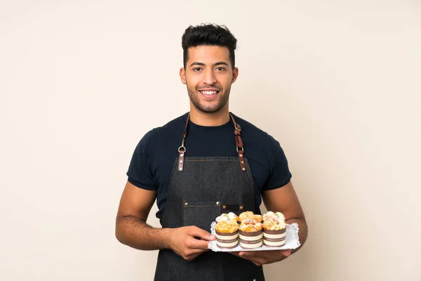 Jonge Knappe Man Geïsoleerde Achtergrond Houden Mini Cakes — Stockfoto