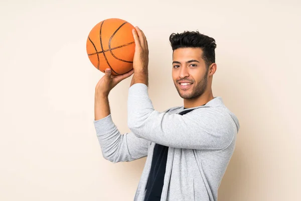 Joven Hombre Guapo Sobre Fondo Aislado Con Pelota Baloncesto —  Fotos de Stock