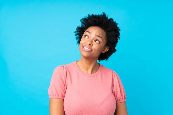 Afrikaans Amerikaanse Vrouw Geïsoleerde Blauwe Achtergrond Lachen Kijken Omhoog — Stockfoto