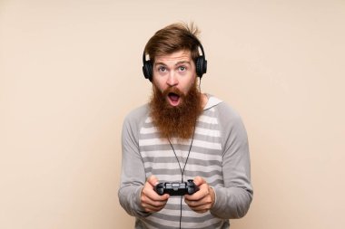 Bilgisayar oyunlarında oynayan uzun sakallı kızıl saçlı adam.