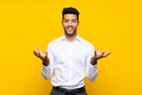 Joven Hombre Guapo Sobre Aislado Amarillo Fondo Infeliz Frustrado Con — Foto de Stock