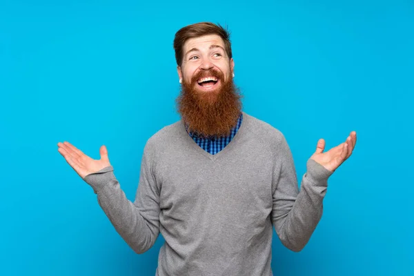 Roodharige Man Met Lange Baard Geïsoleerde Blauwe Achtergrond Glimlacht Veel — Stockfoto