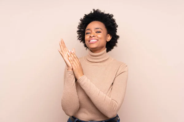 Africano Americano Mulher Sobre Fundo Isolado Aplaudindo Após Apresentação Uma — Fotografia de Stock