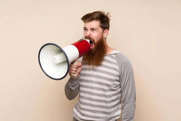 Pelirrojo Con Barba Larga Sobre Fondo Aislado Gritando Través Megáfono —  Fotos de Stock