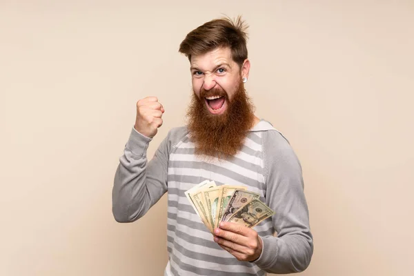 Ruiva Homem Com Longa Barba Sobre Fundo Isolado Tendo Monte — Fotografia de Stock