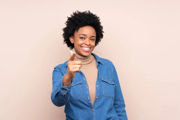Африканська Американська Жінка Над Ізольованим Фоном Вказує Пальцем — стокове фото