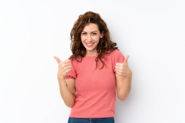 Soyutlanmış bir geçmişi olan genç ve güzel bir kadın. Baş parmak işareti ve gülümseme ile.