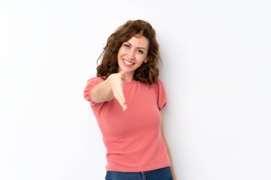 Tecrit edilmiş genç ve güzel bir kadın iyi bir anlaşma için el sıkışıyor.