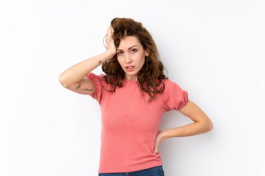 Genç, güzel bir kadın, soyutlanmış bir geçmişle, hayal kırıklığı ifadesi ve anlamama.